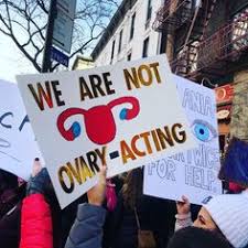 Cartel de protesta que dice "no estamos actuando con ovarios"